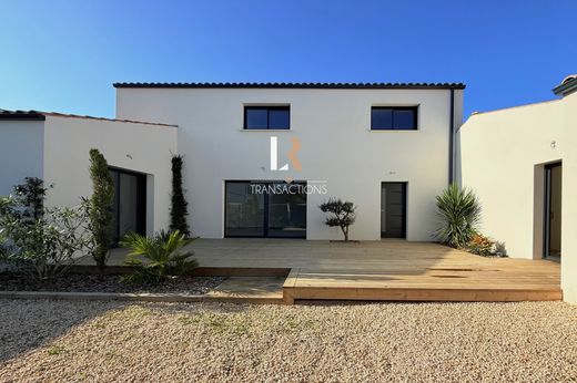 ‏בתי יוקרה ב  לה רושל, השראנט הימי