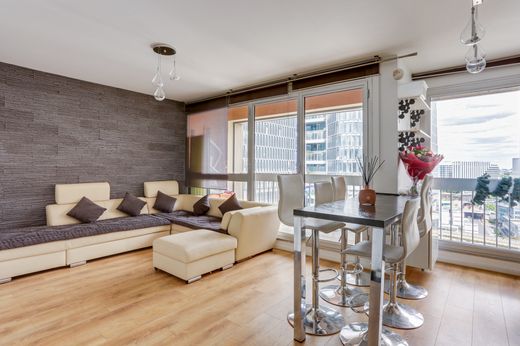 Apartment / Etagenwohnung in Puteaux, Hauts-de-Seine