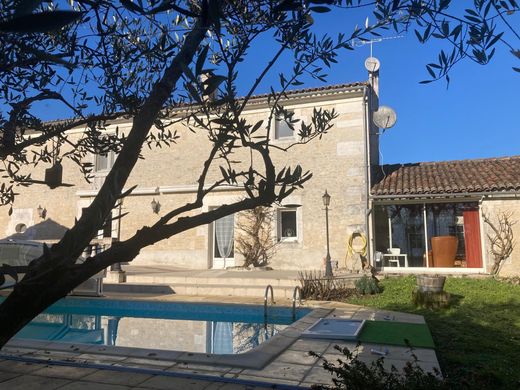 Maison de luxe à Mérignac, Charente