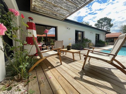 Luxury home in Lugos, Gironde
