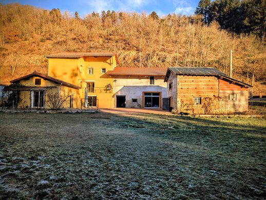 Luxus-Haus in Grézolles, Loire