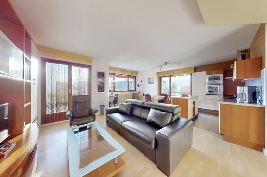 Apartment / Etagenwohnung in Annecy, Haute-Savoie