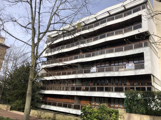 Apartment / Etagenwohnung in Saint-Cloud, Hauts-de-Seine
