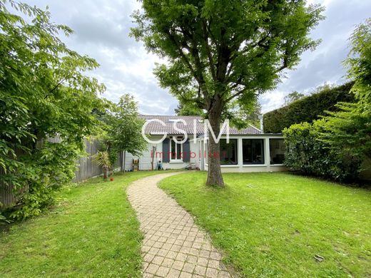 Casa di lusso a La Celle-Saint-Cloud, Yvelines