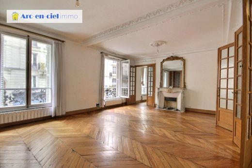 Apartment / Etagenwohnung in Canal Saint Martin, Château d’Eau, Porte Saint-Denis, Paris