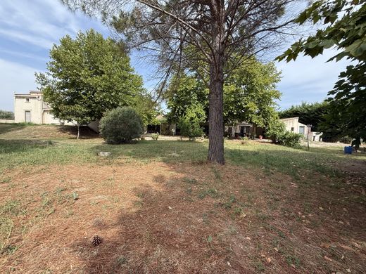 ‏וילה ב  נים, Gard