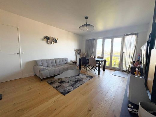 Apartment / Etagenwohnung in Joinville-le-Pont, Val-de-Marne