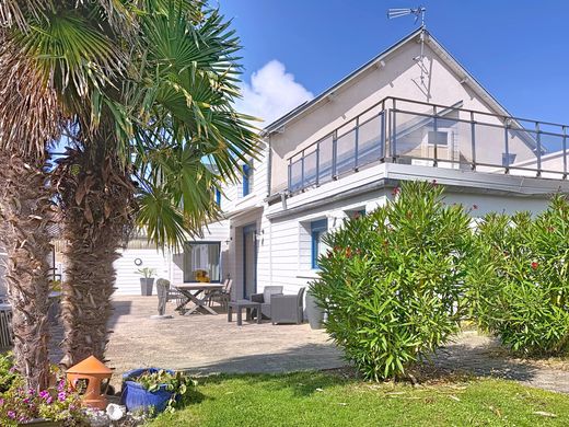 منزل ﻓﻲ Jullouville, Manche