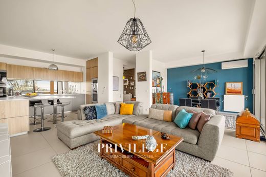 Apartment in Saint-Didier-au-Mont-d'Or, Rhône
