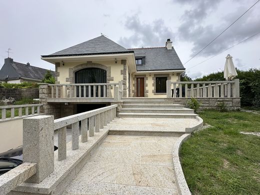 Luxus-Haus in Baud, Morbihan