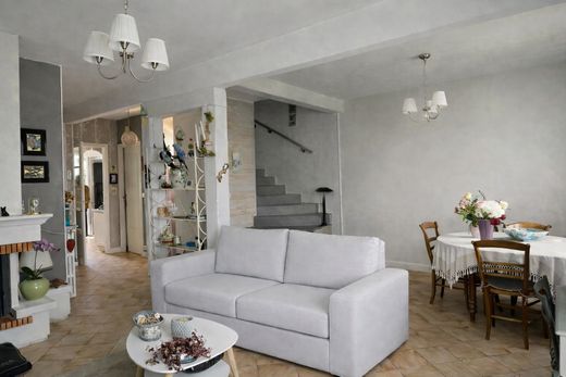 Luxury home in Bry-sur-Marne, Val-de-Marne