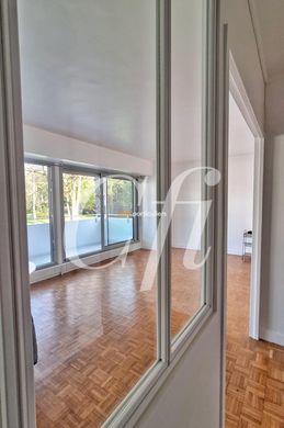 Apartment / Etagenwohnung in Garches, Hauts-de-Seine