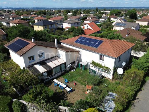 Luxe woning in Meyzieu, Rhône