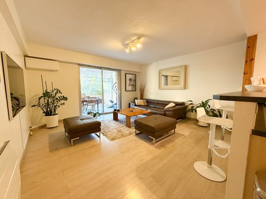 Roquebrune-Cap-Martin, Alpes-Maritimesのアパートメント