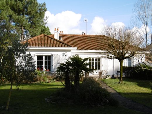 Saint-Jean-de-Monts, Vendéeの高級住宅