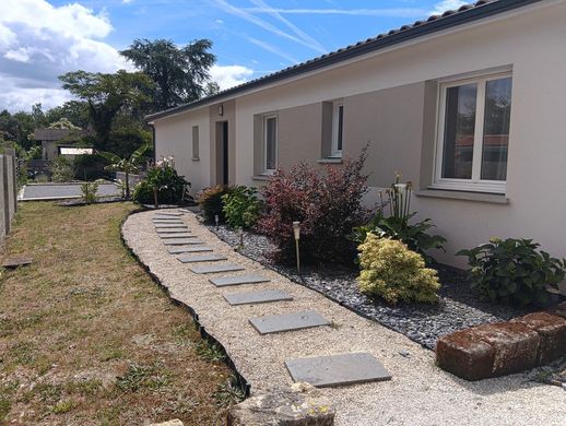 Luxury home in Coimères, Gironde