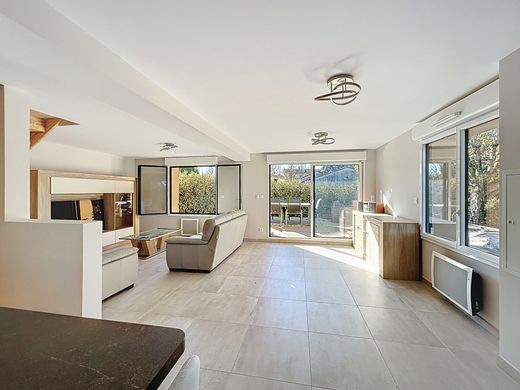 Элитный дом, Luynes, Bouches-du-Rhône