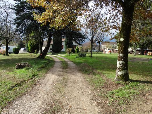 Luxus-Haus in La Buisse, Isère