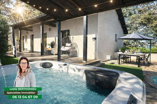 Casa di lusso a Saint-Bonnet-les-Oules, Loire