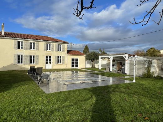 Luxus-Haus in Genté, Charente