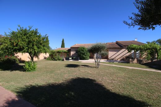 Villa in Saint-Étienne-du-Grès, Bouches-du-Rhône