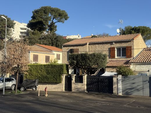 Villa in La Penne-sur-Huveaune, Bouches-du-Rhône