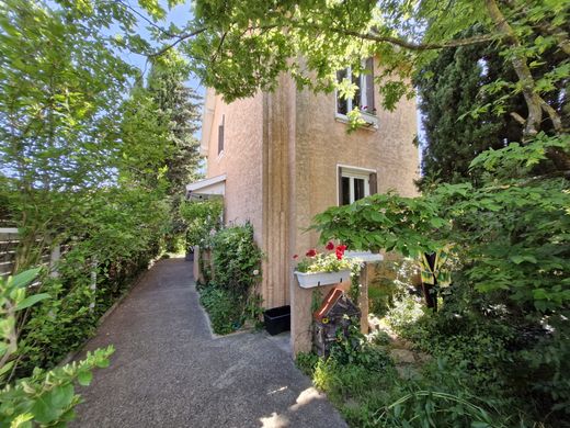 Maison de luxe à Bron, Rhône