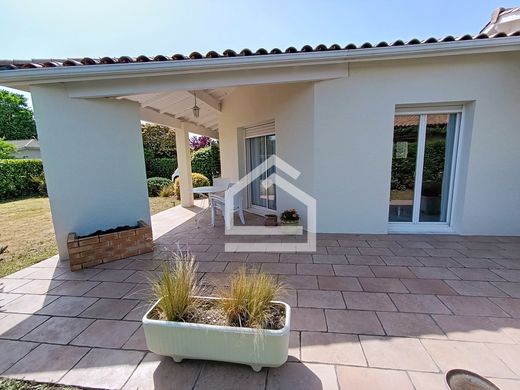 Luxury home in Saint-Médard-en-Jalles, Gironde