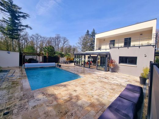Luxury home in Saint-Cyr-sur-Loire, Indre and Loire