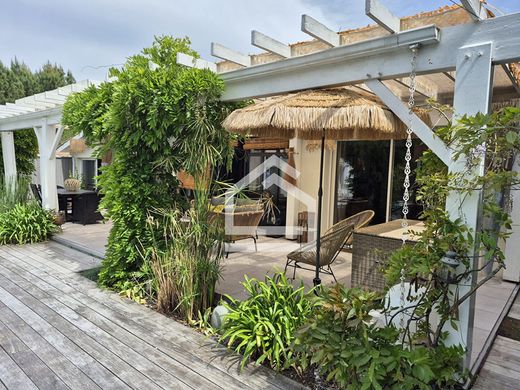 Luxury home in Hourtin, Gironde