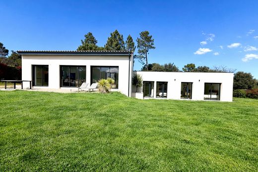 Luxury home in Suze-la-Rousse, Drôme