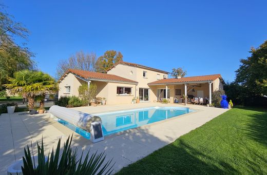 Luxury home in Gannat, Allier