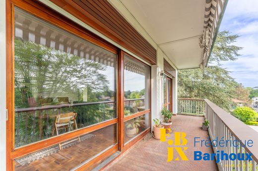 Apartment / Etagenwohnung in Tassin-la-Demi-Lune, Rhône