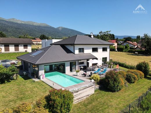 Luxus-Haus in Saint-Genis-Pouilly, Ain