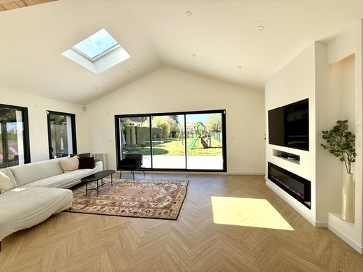 Luxury home in Les Alluets-le-Roi, Yvelines