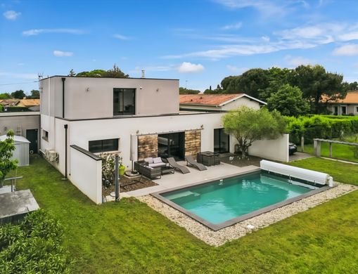 Villa in Ludon-Médoc, Gironde