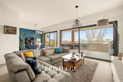 Apartment in Saint-Didier-au-Mont-d'Or, Rhône