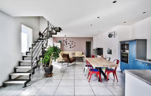 Luxus-Haus in Les Chères, Rhône