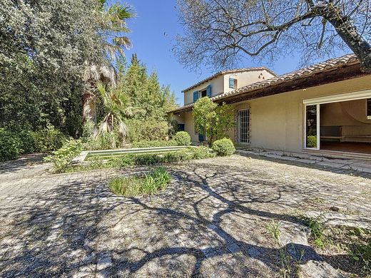 Willa w Nîmes, Gard