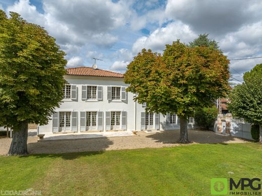 Luxury home in Villeneuve-sur-Lot, Lot-et-Garonne