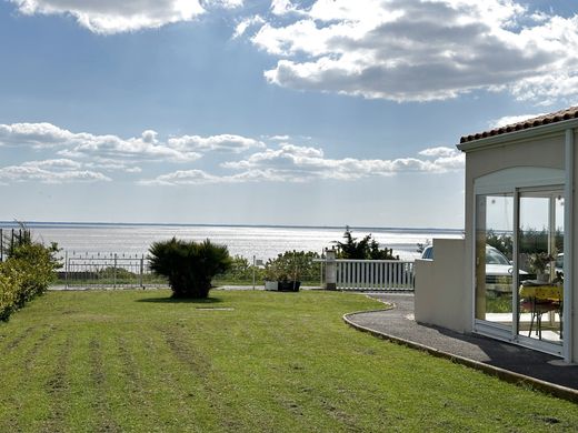 منزل ﻓﻲ Barzan, شارنت البحرية