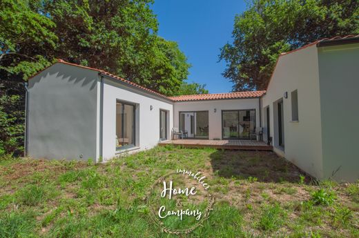 Luxury home in Breuillet, Charente-Maritime