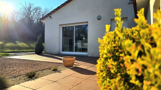 Luxus-Haus in Les Martres-de-Veyre, Puy-de-Dôme