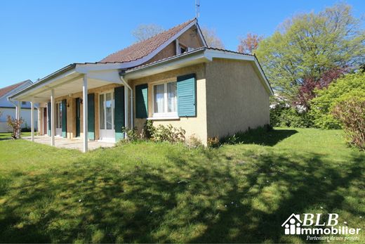 Casa di lusso a Le Mesnil-Saint-Denis, Yvelines