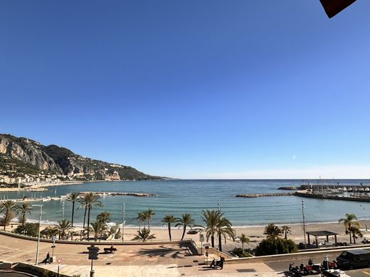 Menton, Alpes-Maritimesのアパートメント