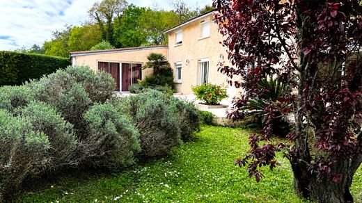 Элитный дом, Le Pian-Médoc, Gironde