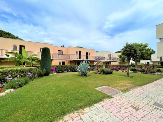 Apartment / Etagenwohnung in Mandelieu-la-Napoule, Alpes-Maritimes