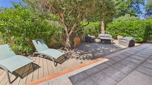 Apartment / Etagenwohnung in Carqueiranne, Var