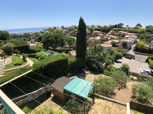 Villa in Saint-Laurent-du-Var, Alpes-Maritimes