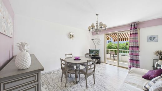 Apartment / Etagenwohnung in Carqueiranne, Var